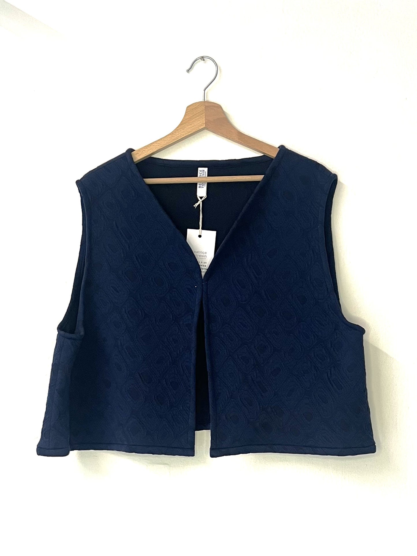 Gilet nero con fantasia geometrica blu corto