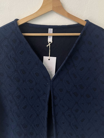 Gilet nero con fantasia geometrica blu corto