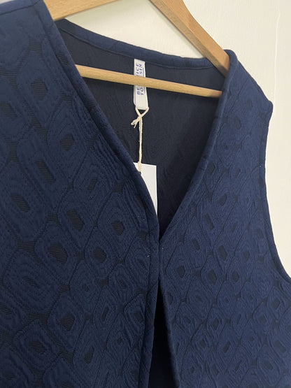 Gilet nero con fantasia geometrica blu corto