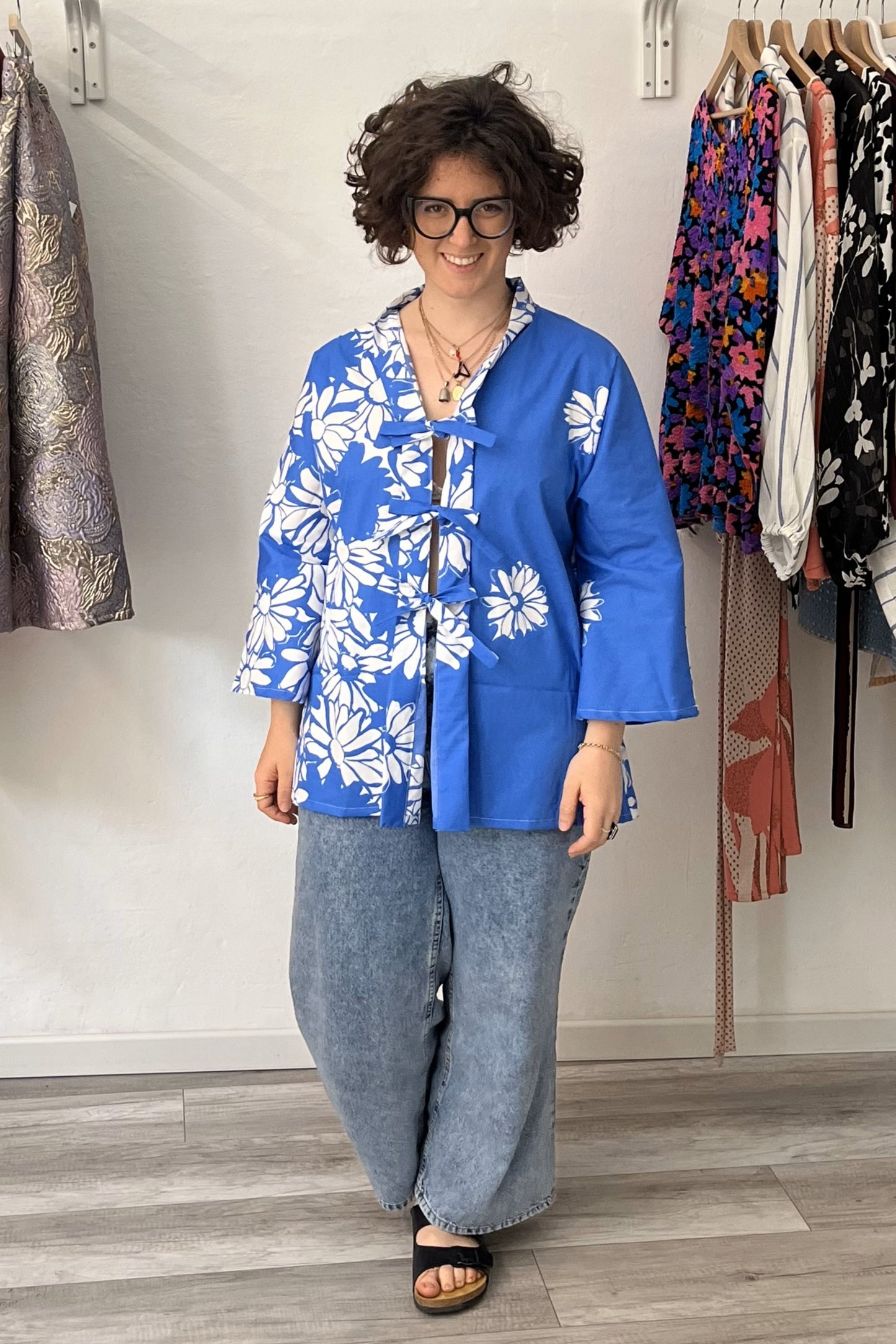 Madama Kimono in cotone azzurro con margherite TAGLIA 1