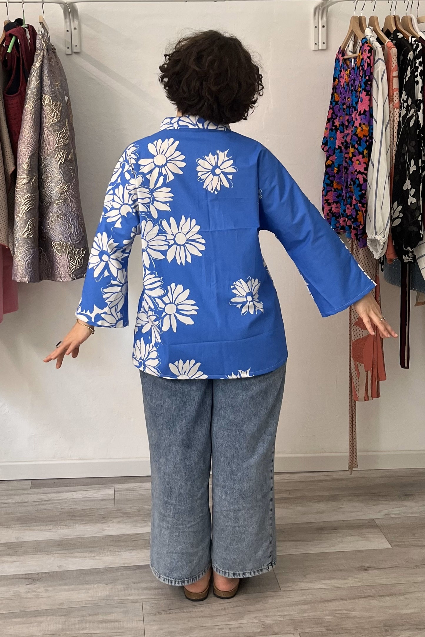 Madama Kimono in cotone azzurro con margherite TAGLIA 1