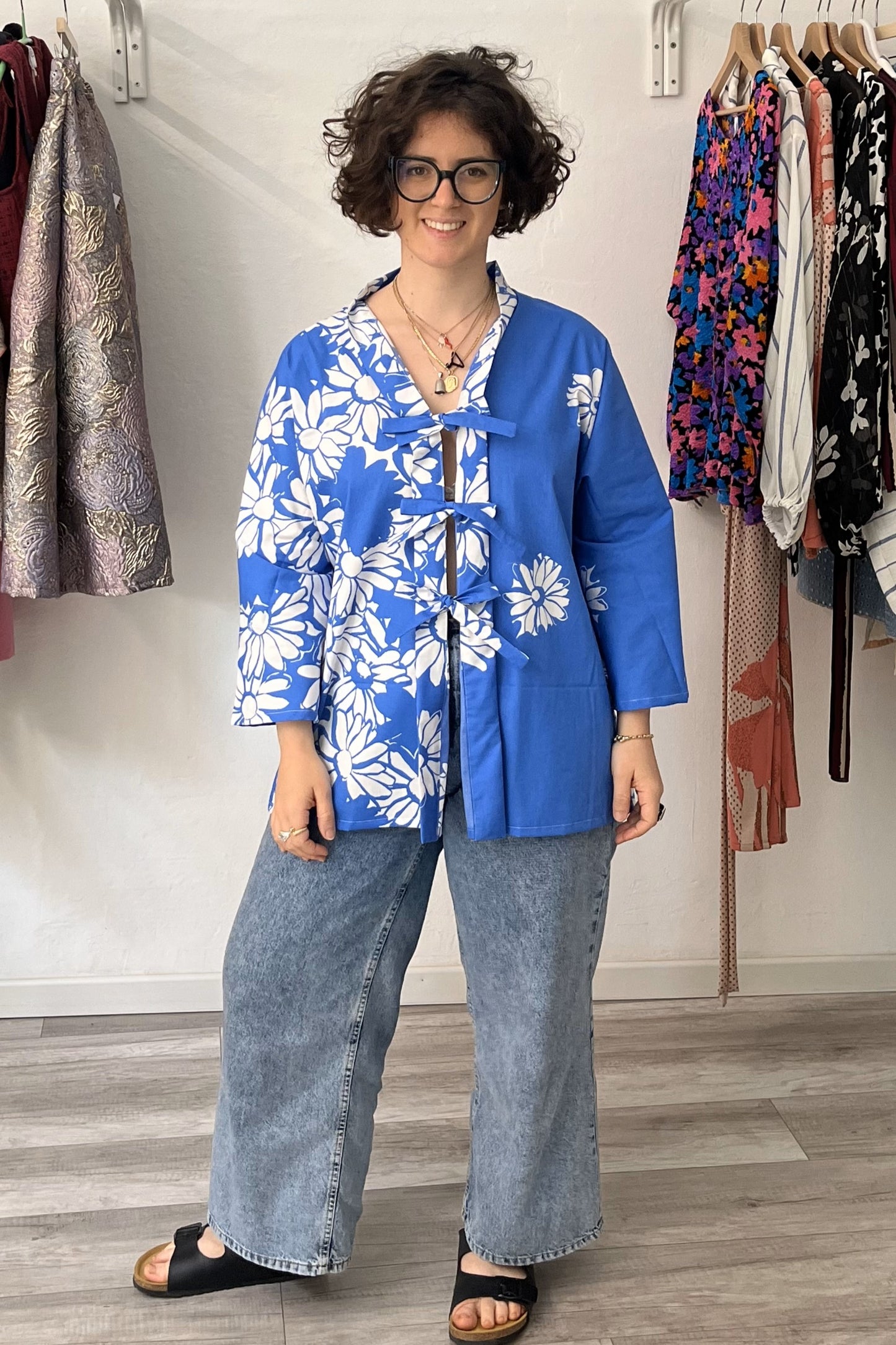 Madama Kimono in cotone azzurro con margherite TAGLIA 1