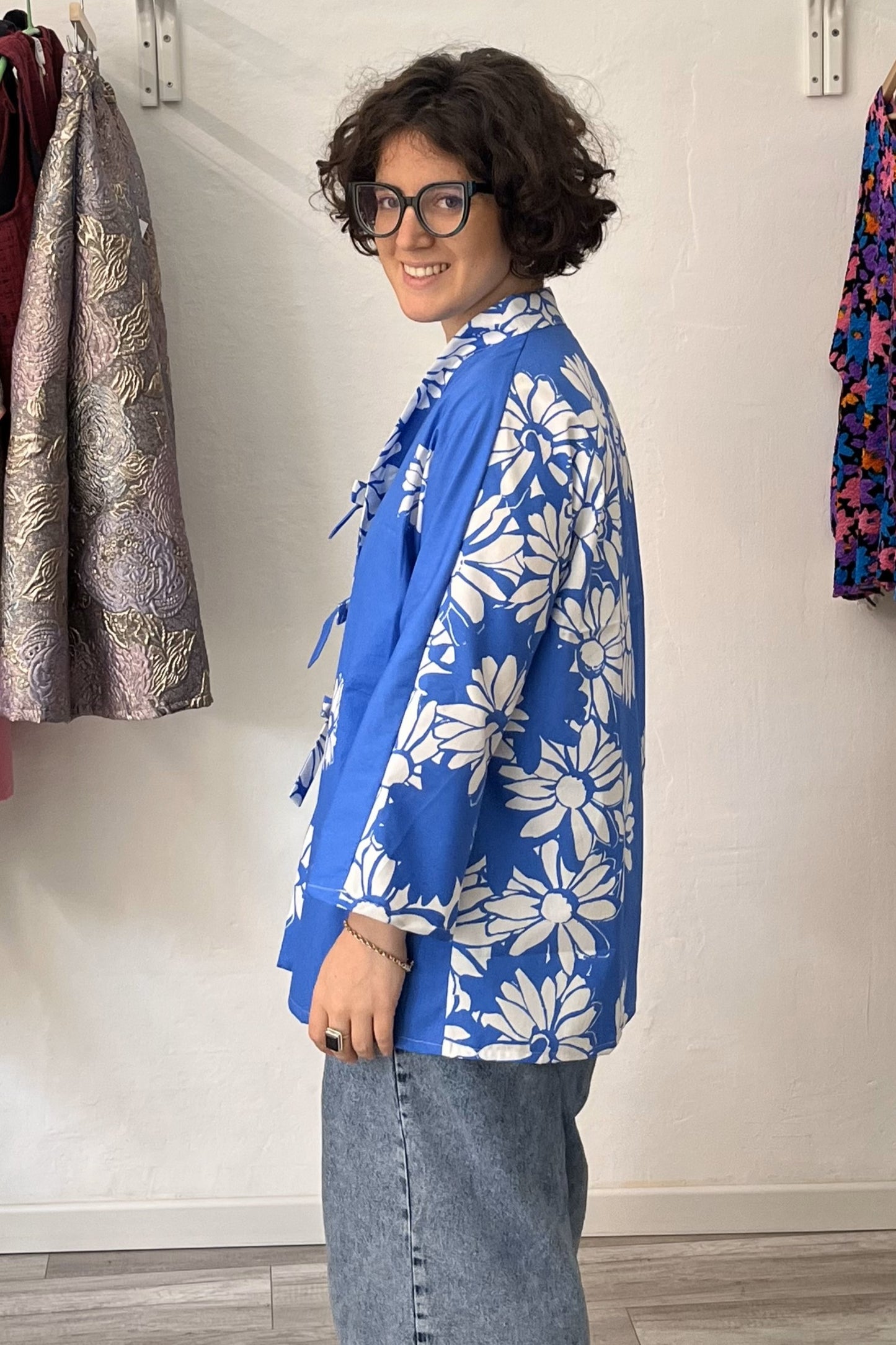 Madama Kimono in cotone azzurro con margherite TAGLIA 1